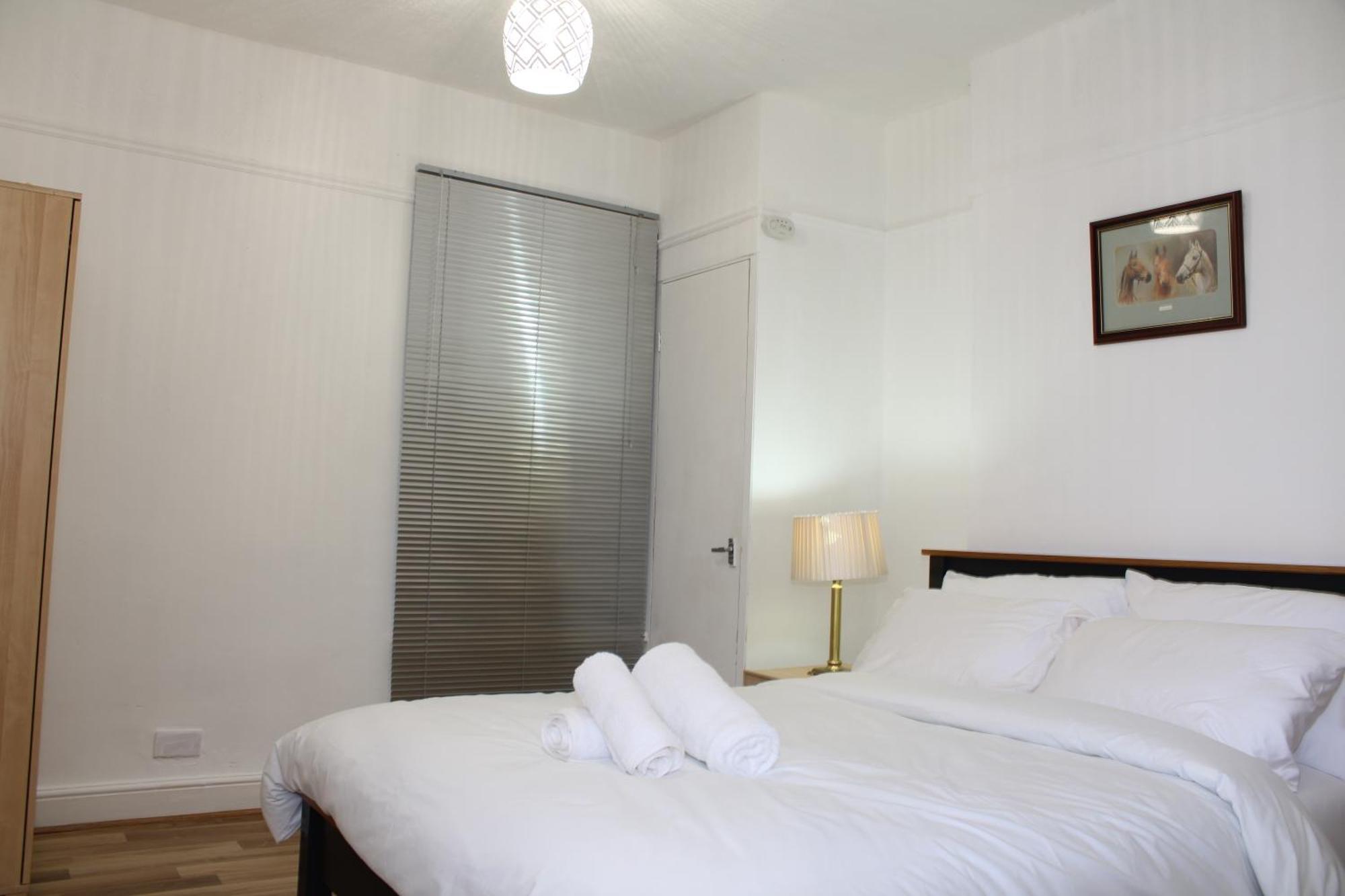F2S Serviced Apartments 2Bedroom Terrace House With Free Wifi Netflix Suitable For Contractors Walking Distance To Train Station Derby Dış mekan fotoğraf
