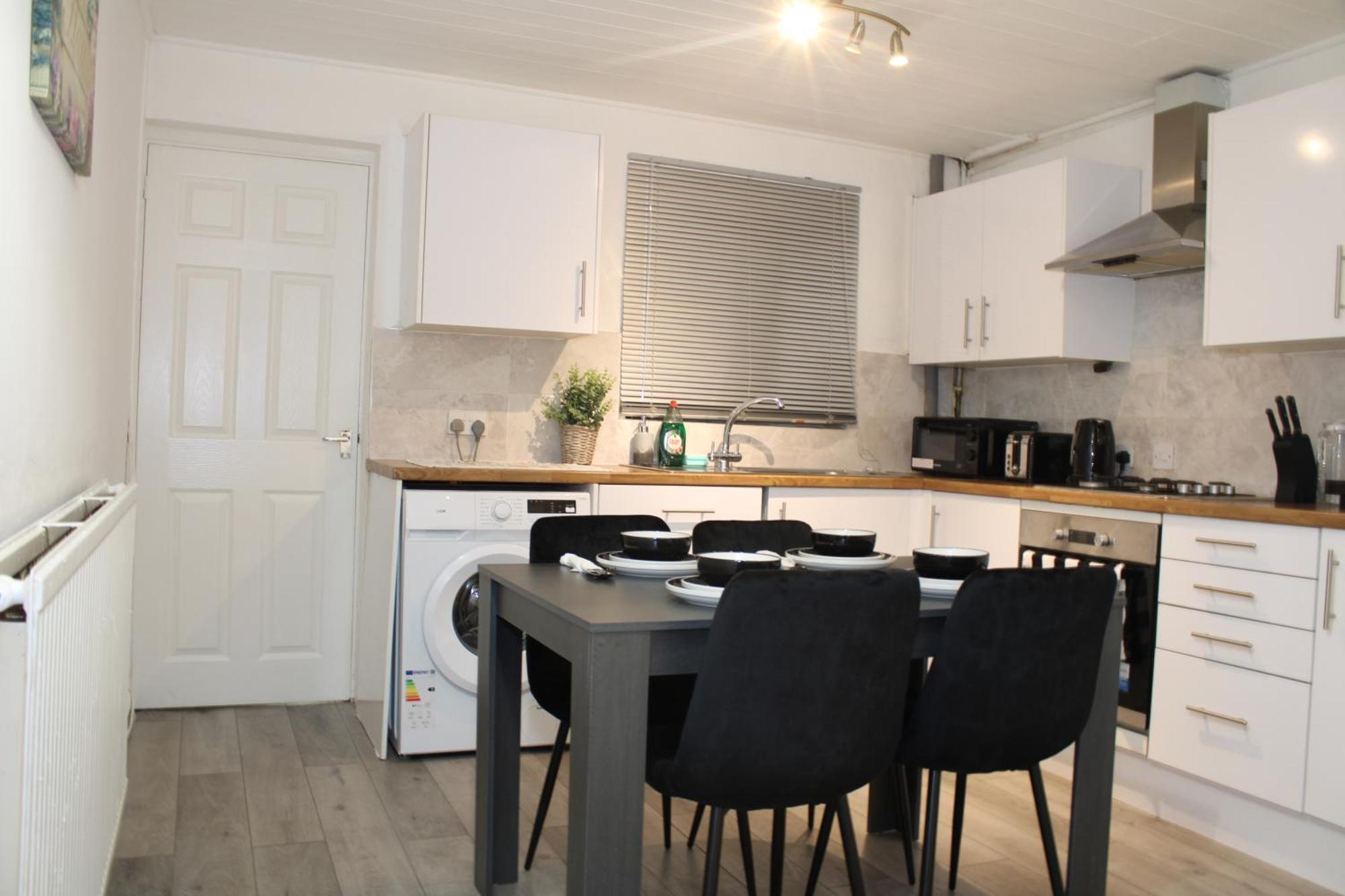 F2S Serviced Apartments 2Bedroom Terrace House With Free Wifi Netflix Suitable For Contractors Walking Distance To Train Station Derby Dış mekan fotoğraf